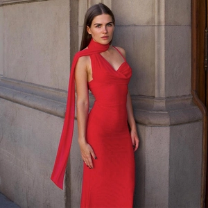 Détail d'une robe longue rouge sans manches avec écharpe élégante et texture en soie
