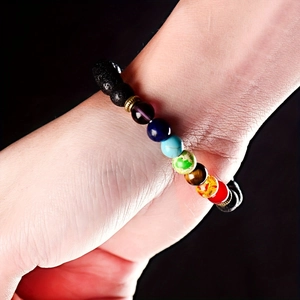 Bracciale 7 chakra in pietra lavica con perle colorate indossato al polso