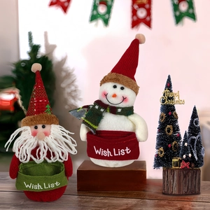 Bambole di peluche di Babbo Natale e pupazzo di neve con cesti Wish List natalizi