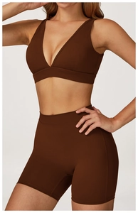 Vue latérale de l'ensemble de yoga marron chocolat avec soutien-gorge et short de sport