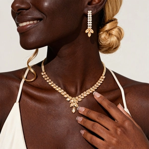 Détail du collier et des boucles d'oreilles avec pendentif épi de blé sur un mannequin