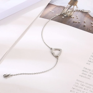 Détail d'un bracelet en argent avec pendentif cœur pavé de diamants et fermoir mousqueton