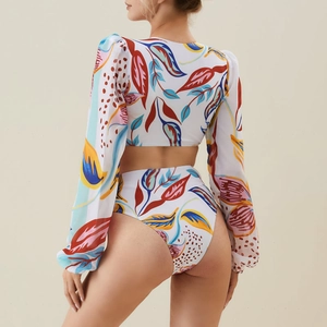 Vue arrière d'un maillot de bain deux pièces à manches longues avec imprimé feuilles coloré