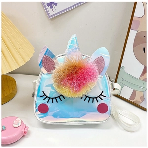 Dettaglio della borsa pranzo unicorno olografica con pompon morbido e tracolla bianca