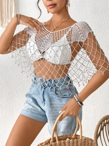 Gros plan détaillé du cache-maillot de plage en crochet blanc avec perles délicates