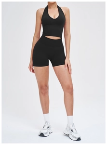 Ensemble de sport noir sans couture avec haut court licou et short taille haute pour le fitness