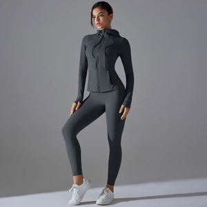 Dettaglio completo fitness grigio scuro con giacca con cappuccio, asole e leggings alti