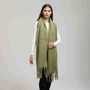 Dettaglio della sciarpa verde oliva effetto cashmere con lunghe frange e trama a maglia