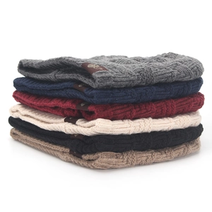 Detail von sechs Winter-Strickmützen in verschiedenen Farben mit klassischem Zopfmuster