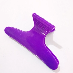 Dettaglio di un fermaglio per capelli a farfalla in plastica viola da 8 cm per acconciature