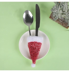 Mini cappello di Natale in maglia rossa portaposate con cucchiaio d'argento e coltello