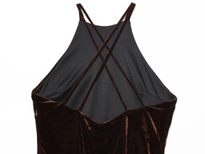 Détail des bretelles croisées et du décolleté sur une robe dos nu en velours marron