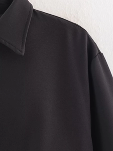Detailansicht des spitzen Kragens und der Schulternähte einer schwarzen Damen-Freizeitjacke