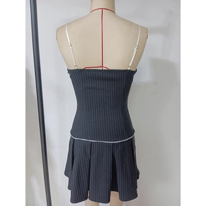 Détails des bretelles réglables et des rayures verticales au dos de la mini robe
