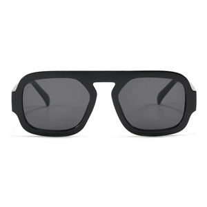 Gafas de sol de aviador negras con montura cuadrada plana y lentes gris oscuro