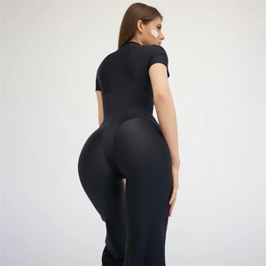 Dettaglio del retro della tuta nera attillata che mostra la vita e il tessuto elastico