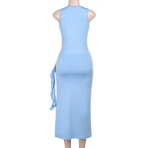 Vue détaillée du dos d'une robe mi-longue bleu clair avec cordons de serrage à volants