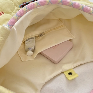 Vue intérieure du cabas matelassé jaune avec doublure et poche zippée invisible