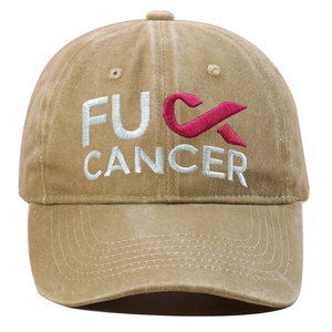 Dettaglio del ricamo Fuck Cancer e nastro rosa sul cappello in cotone lavato kaki