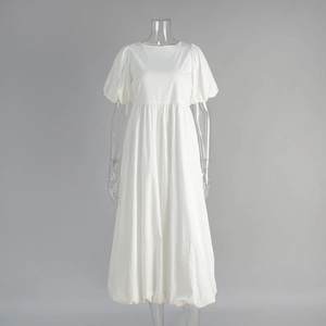 Vue détaillée d'une robe en coton blanc avec manches bouffantes et taille haute plissée