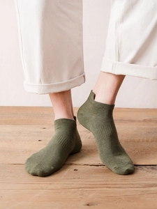 Nahaufnahme olivgrüner Baumwoll-Kurzsocken mit Rippbündchen und Fersenlasche