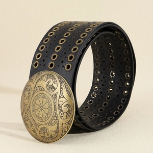 Detail eines schwarzen Boho-Gürtels aus PU-Leder mit großer verzierter Bronzeschnalle