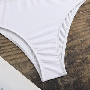 Detailaufnahme weißer High-Waist-Bikinihose mit elastischer Stoffstruktur und feinen Nähten