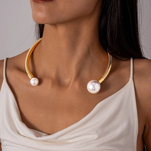Detail of a gold metallic choker featuring asymmetrical pearls on a female model