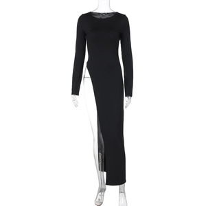 Detailansicht des hohen Seitenschlitzes an einem schwarzen langärmligen Bodycon-Kleid