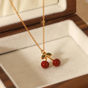 Collana in acciaio inossidabile placcato oro 18K con ciondolo a ciliegia in scatola di legno