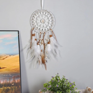 Χειροποίητη λευκή ονειροπαγίδα με λουλουδάτο σχέδιο, φυσικά φτερά και ξύλινες χάντρες