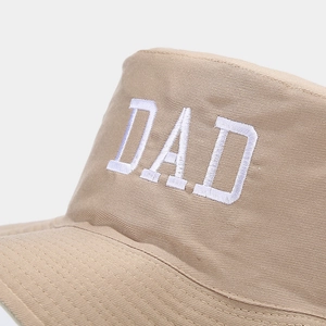 Détail de la broderie blanche DAD sur un chapeau bob d'extérieur en coton kaki