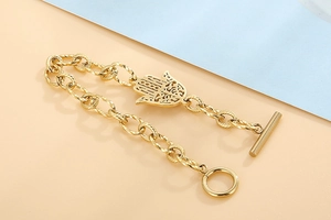 Détail du bracelet main de Fatma en acier doré avec fermoir à bascule texturé