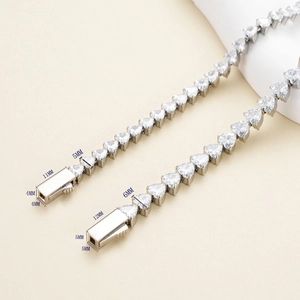 Bracciale tennis in acciaio lucido con zirconi a cuore in due diverse misure