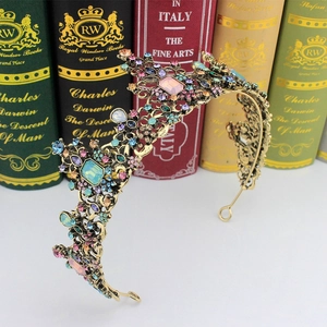 Détail d'une couronne de mariée dorée avec gemmes colorées et des livres classiques