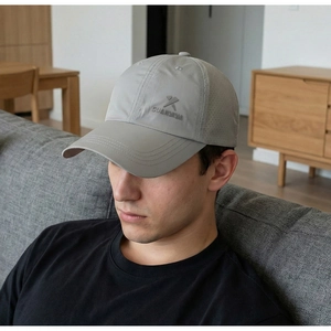 Détail de la casquette de sport séchage rapide avec perforations laser et logo latéral