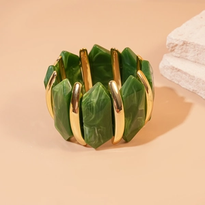 Détail des blocs de résine marbre vert et colonnes dorées sur le bracelet élastique