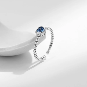 S925 sterling silver heart-shaped blue gemstone ring with vintage twisted rope band design