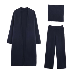 Detail des marineblauen dreiteiligen Stricksets mit langem Cardigan, Top und Hose
