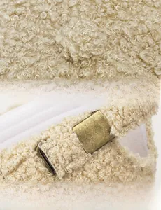 Détail de la casquette baseball en polaire beige avec sangle réglable et texture douce