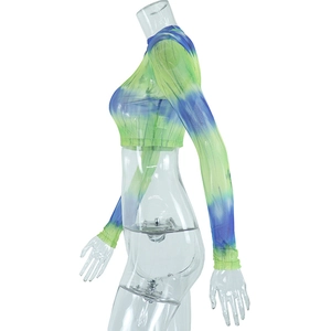 Détail d'un crop top en maille semi-transparente tie-dye bleu et vert sur un mannequin