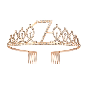 Dettaglio della corona di compleanno oro rosa con strass e numero sette scintillante