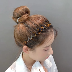 Fashionable tortoise shell wavy headband with teeth for secure non-slip hair styling
