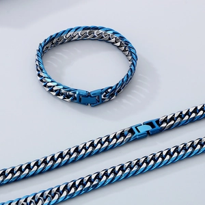 Détail macro de la chaîne gourmette bicolore bleue et argent avec fermoir carré sécurisé