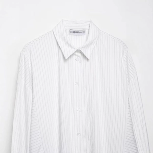 Classic white vertical striped loose long-sleeved shirt with button collar detail