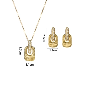 Goldenes Schmuckset mit gefalteten Anhängern und Zirkonia-Akzenten auf weißem Grund