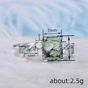 Elegante anello vintage in argento con agata muschiata verde rettangolare e gemme laterali