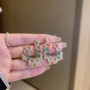 Orecchini a forma di U con zirconi colorati e base in argento placcato oro