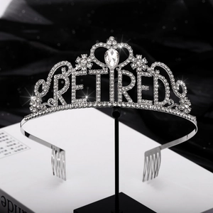 Detailansicht der silbernen Tiara mit funkelnden Kristallen und Schriftzug RETIRED