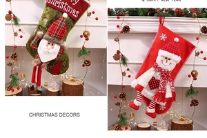Detail von Weihnachtsstrümpfen mit 3D-Nikolaus und Schneemann in festlicher Kulisse